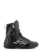 Scarpe Alpinestars Superfaster, scarpe da moto a taglio alto, nero, grigio e rosso acceso, vista laterale di profilo con il logo Alpinestars bianco, protezione rinforzata per caviglia e tallone, sistema di allacciatura con cinturino superiore.
