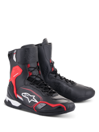 Scarpe Alpinestars Superfaster, scarpe da moto, nero, rosso brillante e bianco, design a taglio alto con sistema di allacciatura rapida, protezione rinforzata su caviglia e tallone, con logo Alpinestars e struttura in microfibra tecnica