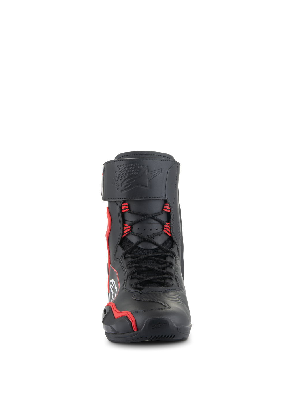 Alpinestars Superfaster Shoes, scarpe da moto a taglio alto, nero con accenti rosso acceso e bianco, vista frontale con sistema di allacciatura rapida, cinturino protettivo sulla tibia con logo a stella inciso e zona della punta rinforzata.