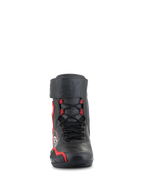 Alpinestars Superfaster Shoes, scarpe da moto a taglio alto, nero con accenti rosso acceso e bianco, vista frontale con sistema di allacciatura rapida, cinturino protettivo sulla tibia con logo a stella inciso e zona della punta rinforzata.