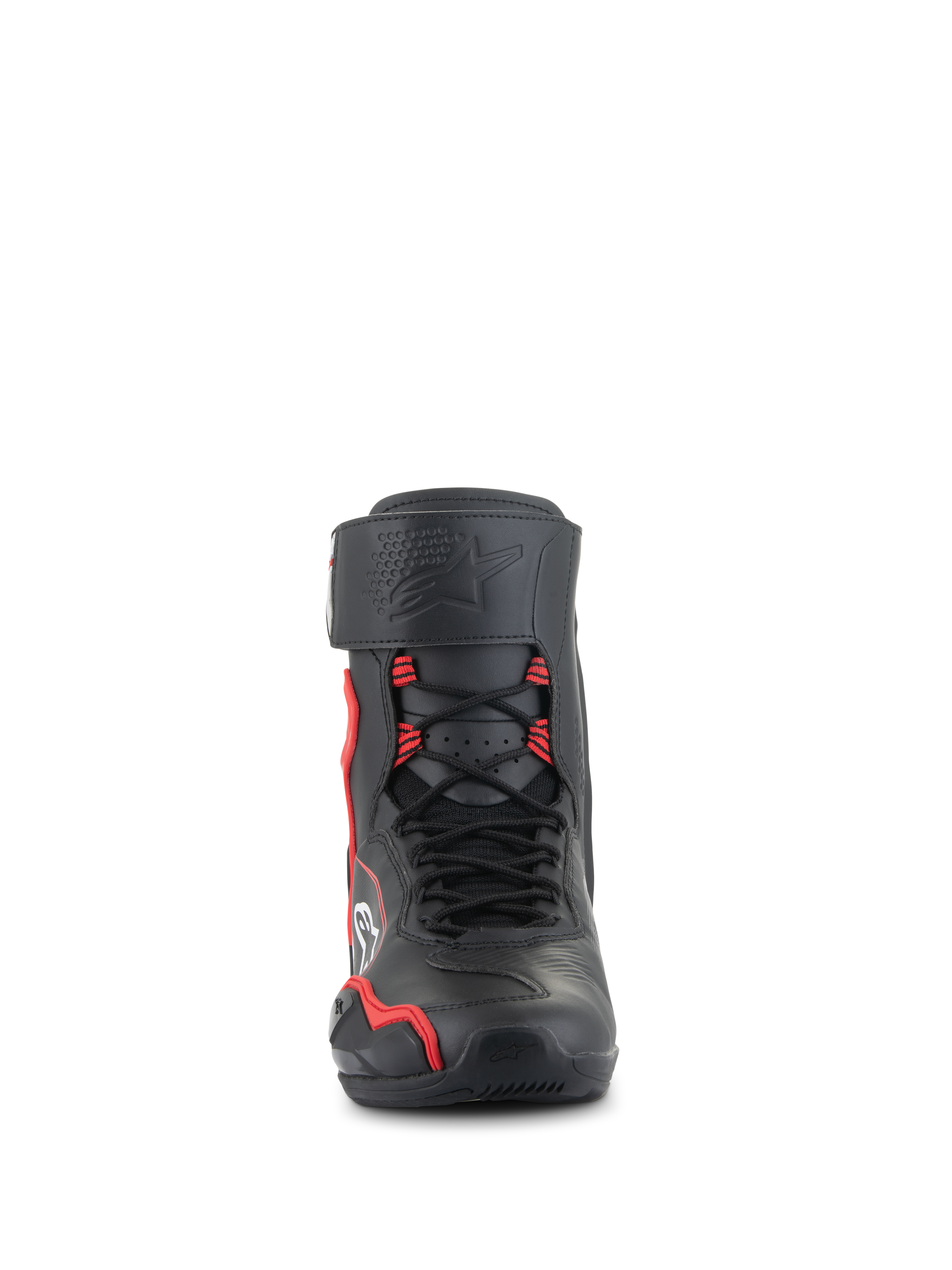Alpinestars Superfaster Shoes, scarpe da moto a taglio alto, nero con accenti rosso acceso e bianco, vista frontale con sistema di allacciatura rapida, cinturino protettivo sulla tibia con logo a stella inciso e zona della punta rinforzata.