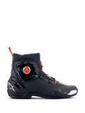 Alpinestars SP-2 Riding Shoes, calzature sportive da moto, nero con dettagli rosso fluo, vista laterale con sistema di chiusura rapida BOA, pannelli in microfibra traforata per la ventilazione, logo Alpinestars bianco sul tallone, design moderno con finiture opache e lucide