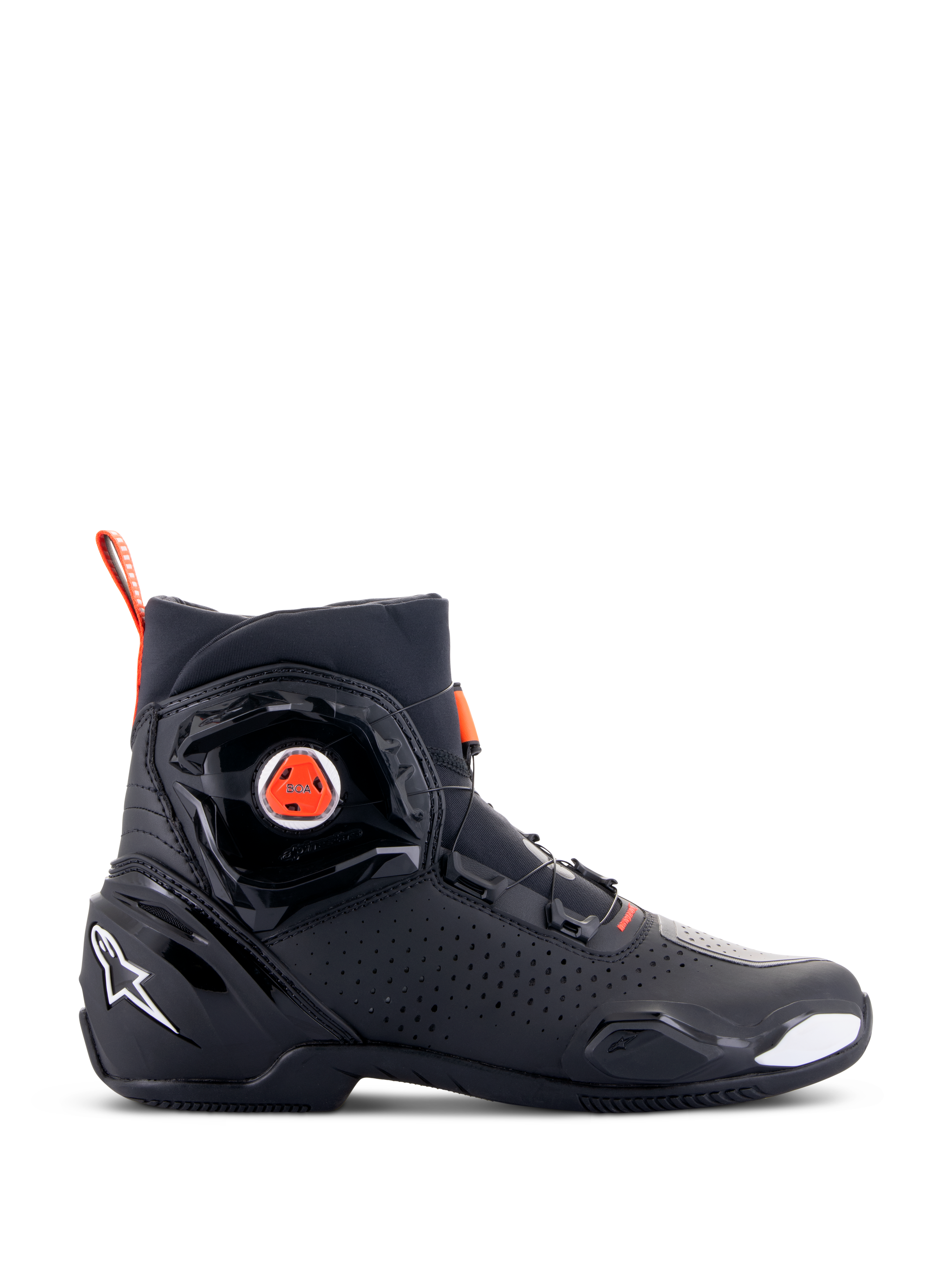 Alpinestars SP-2 Riding Shoes, calzature sportive da moto, nero con dettagli rosso fluo, vista laterale con sistema di chiusura rapida BOA, pannelli in microfibra traforata per la ventilazione, logo Alpinestars bianco sul tallone, design moderno con finiture opache e lucide