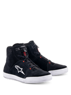 Scarpe Alpinestars Chrome, scarpe da moto, nero e grigio freddo con dettagli rosso fluo, silhouette alta, tomaia in camoscio spaccato con suola in gomma bianca, logo laterale bianco e chiusura elastica rapida, stile urban streetwear casual