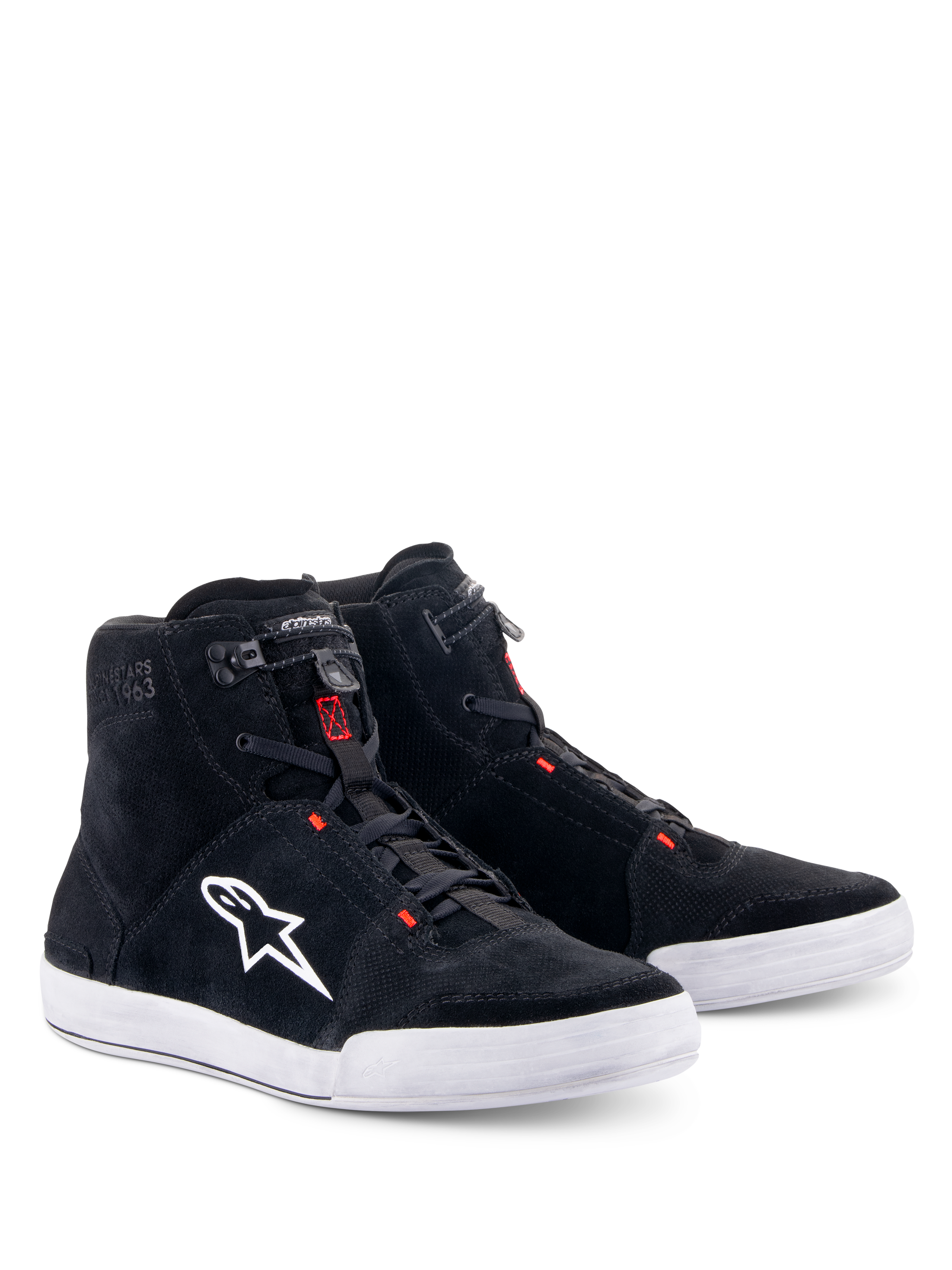 Scarpe Alpinestars Chrome, scarpe da moto, nero e grigio freddo con dettagli rosso fluo, silhouette alta, tomaia in camoscio spaccato con suola in gomma bianca, logo laterale bianco e chiusura elastica rapida, stile urban streetwear casual