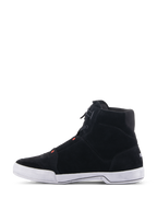 Scarpe Alpinestars Chrome, scarpe da moto, nero e grigio freddo con rosso fluo, vista laterale con costruzione in camoscio diviso e suola in gomma bianca, silhouette sneaker casual per guida urbana