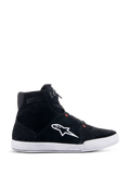 Alpinestars Chrome Shoes, scarpe da moto urbane, nero e bianco con accenti rosso fluo, profilo laterale con costruzione in pelle scamosciata, grande logo A-star bianco, suola a cassetta in gomma bianca e silhouette casual ispirata alle sneaker per gli spostamenti in moto