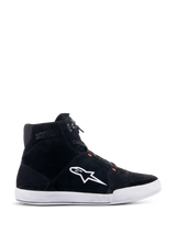 Alpinestars Chrome Shoes, scarpe da moto urbane, nero e bianco con accenti rosso fluo, profilo laterale con costruzione in pelle scamosciata, grande logo A-star bianco, suola a cassetta in gomma bianca e silhouette casual ispirata alle sneaker per gli spostamenti in moto