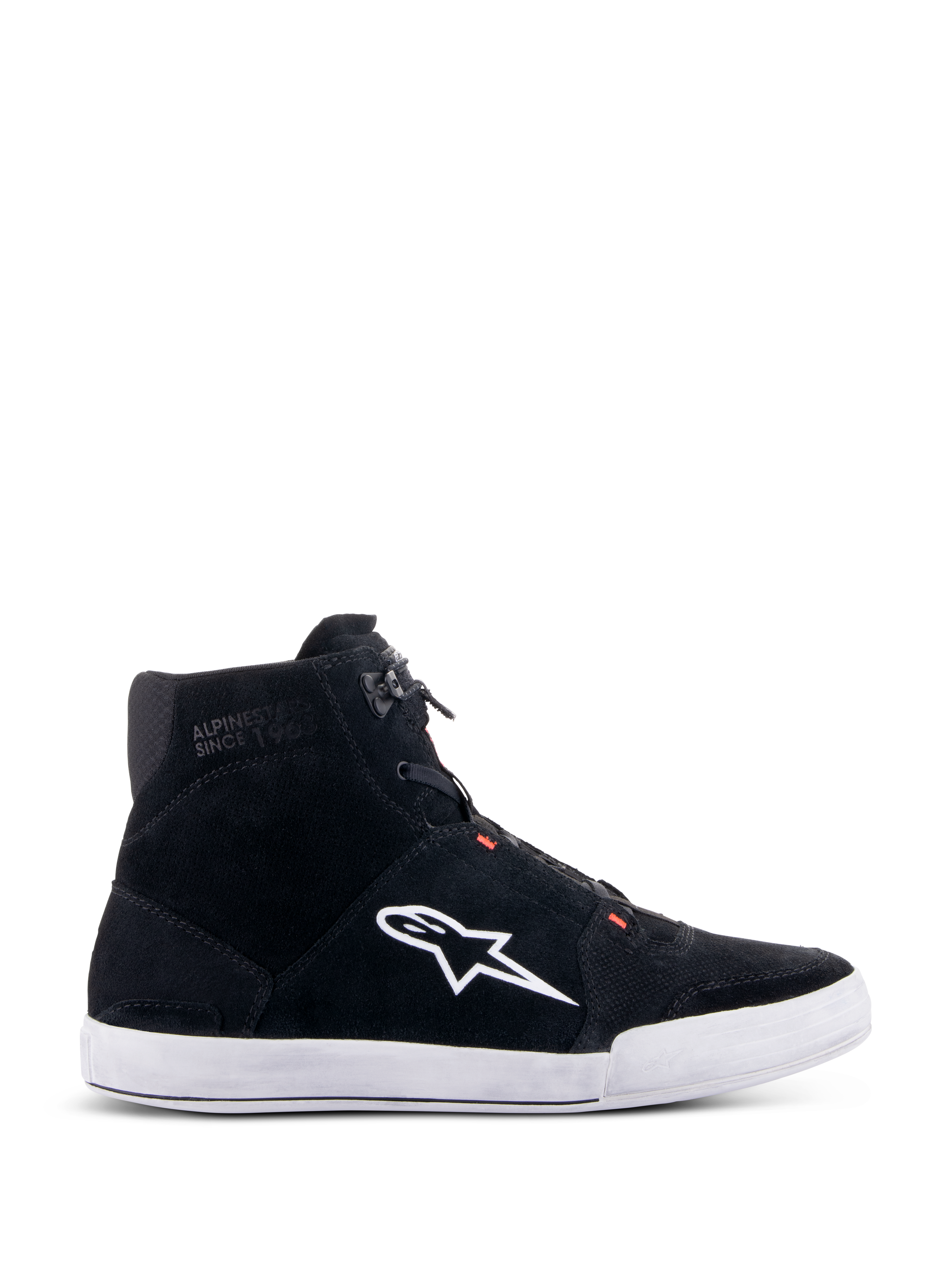 Alpinestars Chrome Shoes, scarpe da moto urbane, nero e bianco con accenti rosso fluo, profilo laterale con costruzione in pelle scamosciata, grande logo A-star bianco, suola a cassetta in gomma bianca e silhouette casual ispirata alle sneaker per gli spostamenti in moto