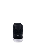 Alpinestars Chrome Shoes, scarpe da moto urbane, nero e bianco, vista posteriore che mostra la costruzione in pelle scamosciata, suola in gomma bianca con logo sul tallone e piccolo dettaglio rettangolare riflettente.