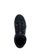 Scarpe Alpinestars Chrome, scarpe da moto nere, vista dall'alto che mostra la tomaia in camoscio spaccato con accenti rosso fluo, stile casual urbano con chiusura superiore elasticizzata e logo bianco sul lato.