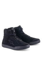Alpinestars Chrome Shoes, scarpe da moto urbane, nero, costruzione high-top in camoscio con logo a stella tono su tono, chiusura frontale con lacci ed elastico superiore, suola piatta in gomma per un look casual.