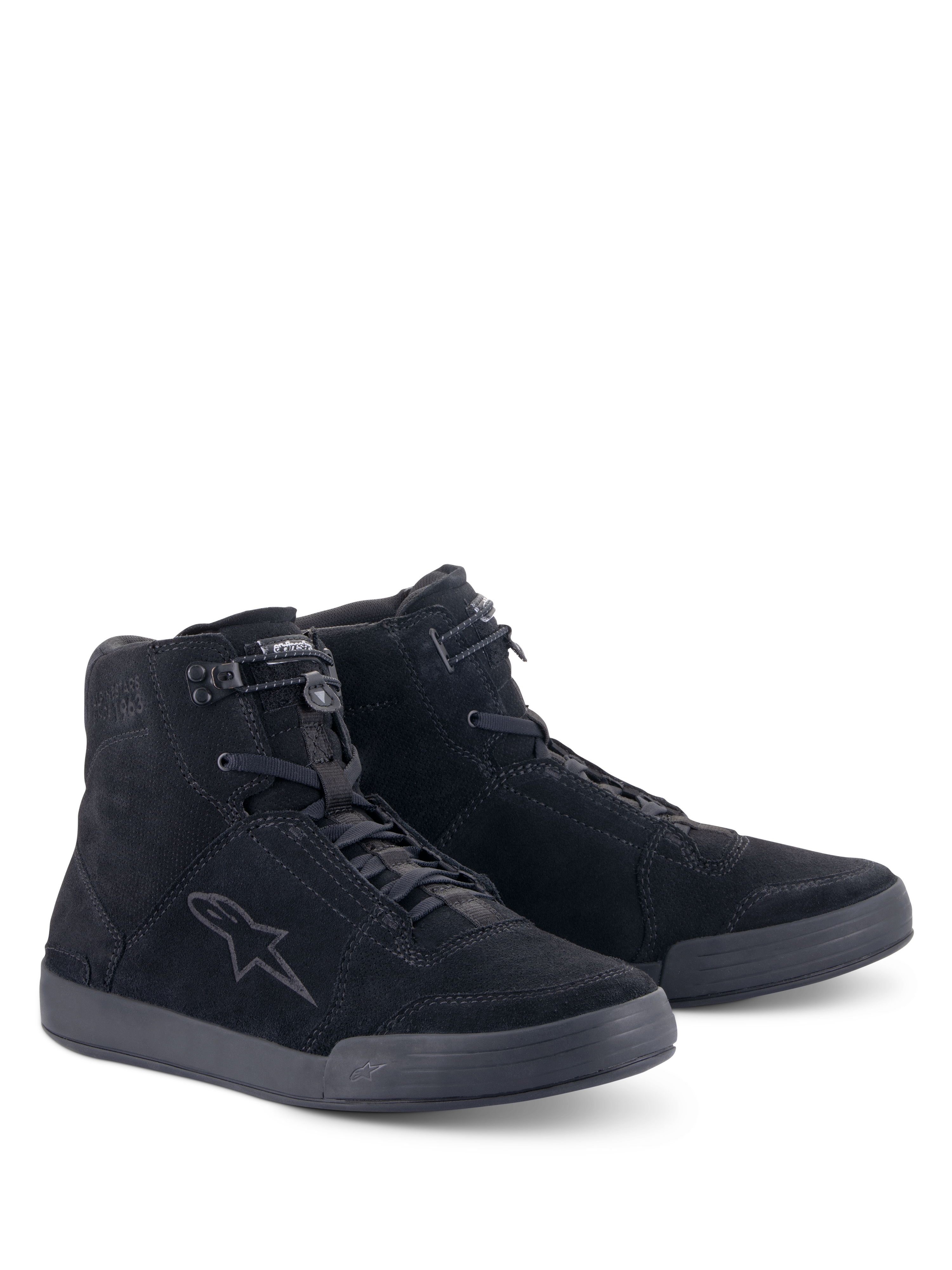 Alpinestars Chrome Shoes, scarpe da moto urbane, nero, costruzione high-top in camoscio con logo a stella tono su tono, chiusura frontale con lacci ed elastico superiore, suola piatta in gomma per un look casual.