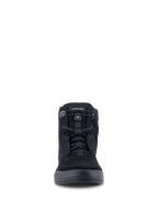 Scarpe da moto Alpinestars Chrome, calzature urbane, nero su nero, vista frontale con silhouette alta, materiale in camoscio spaccato con chiusura superiore elasticizzata e lacci neri, design streetwear casual