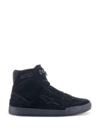 Alpinestars Chrome Shoes, scarpe da moto urbane, Nero/Nero, silhouette sneaker alta in camoscio spaccato, con logo a stella laterale e scritta 'Since 1963' sulla caviglia, design casual streetwear con suola piatta in gomma
