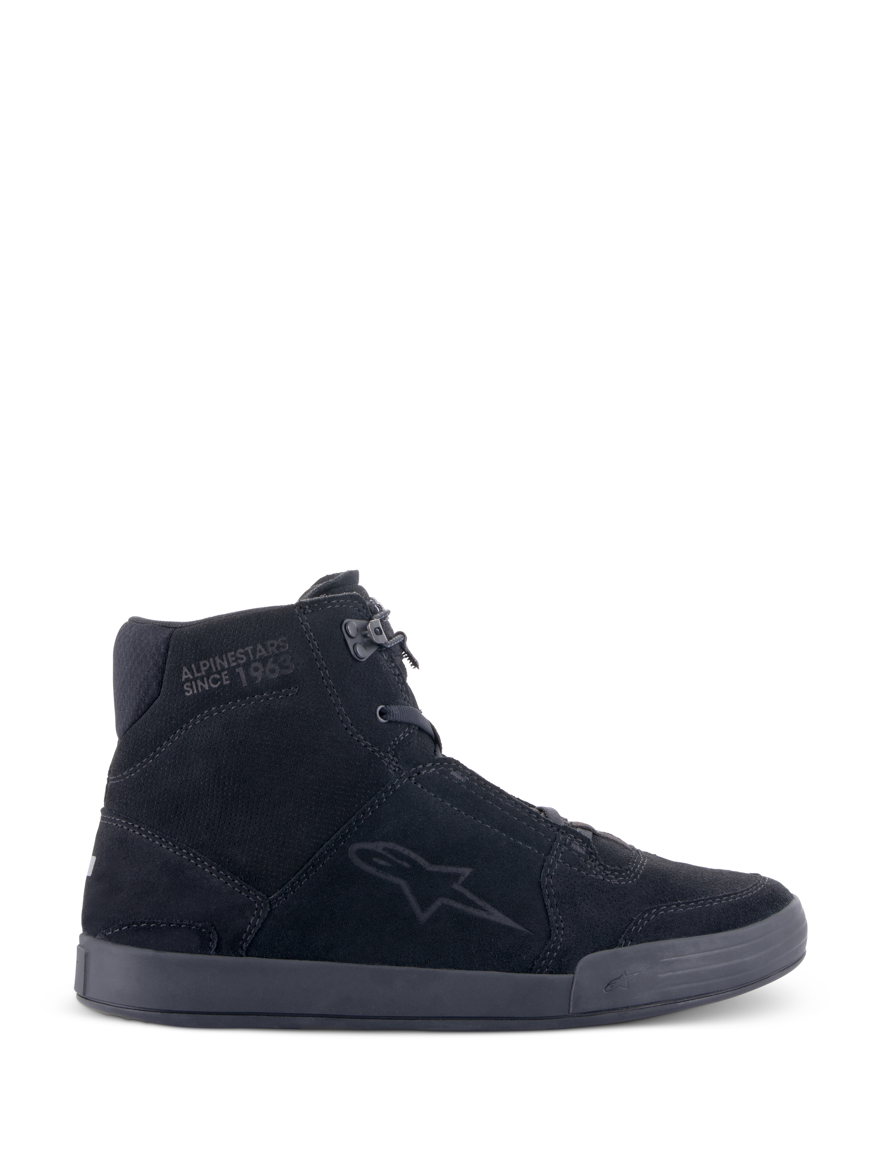 Alpinestars Chrome Shoes, scarpe da moto urbane, Nero/Nero, silhouette sneaker alta in camoscio spaccato, con logo a stella laterale e scritta 'Since 1963' sulla caviglia, design casual streetwear con suola piatta in gomma