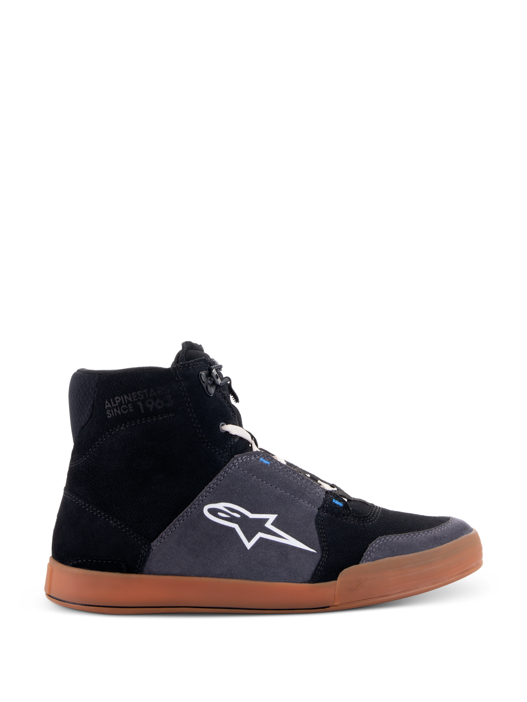 Alpinestars Chrome Shoes, sneaker da moto a profilo alto, tomaia in pelle scamosciata nera e grigio asfalto, suola in gomma marrone, logo a stella bianco sul lato, lacci bianchi, stile urbano casual con caratteristiche protettive integrate