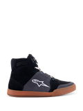 Alpinestars Chrome Shoes, sneaker da moto a profilo alto, tomaia in pelle scamosciata nera e grigio asfalto, suola in gomma marrone, logo a stella bianco sul lato, lacci bianchi, stile urbano casual con caratteristiche protettive integrate