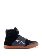 Alpinestars Chrome Shoes, sneaker da moto a profilo alto, tomaia in pelle scamosciata nera e grigio asfalto, suola in gomma marrone, logo a stella bianco sul lato, lacci bianchi, stile urbano casual con caratteristiche protettive integrate