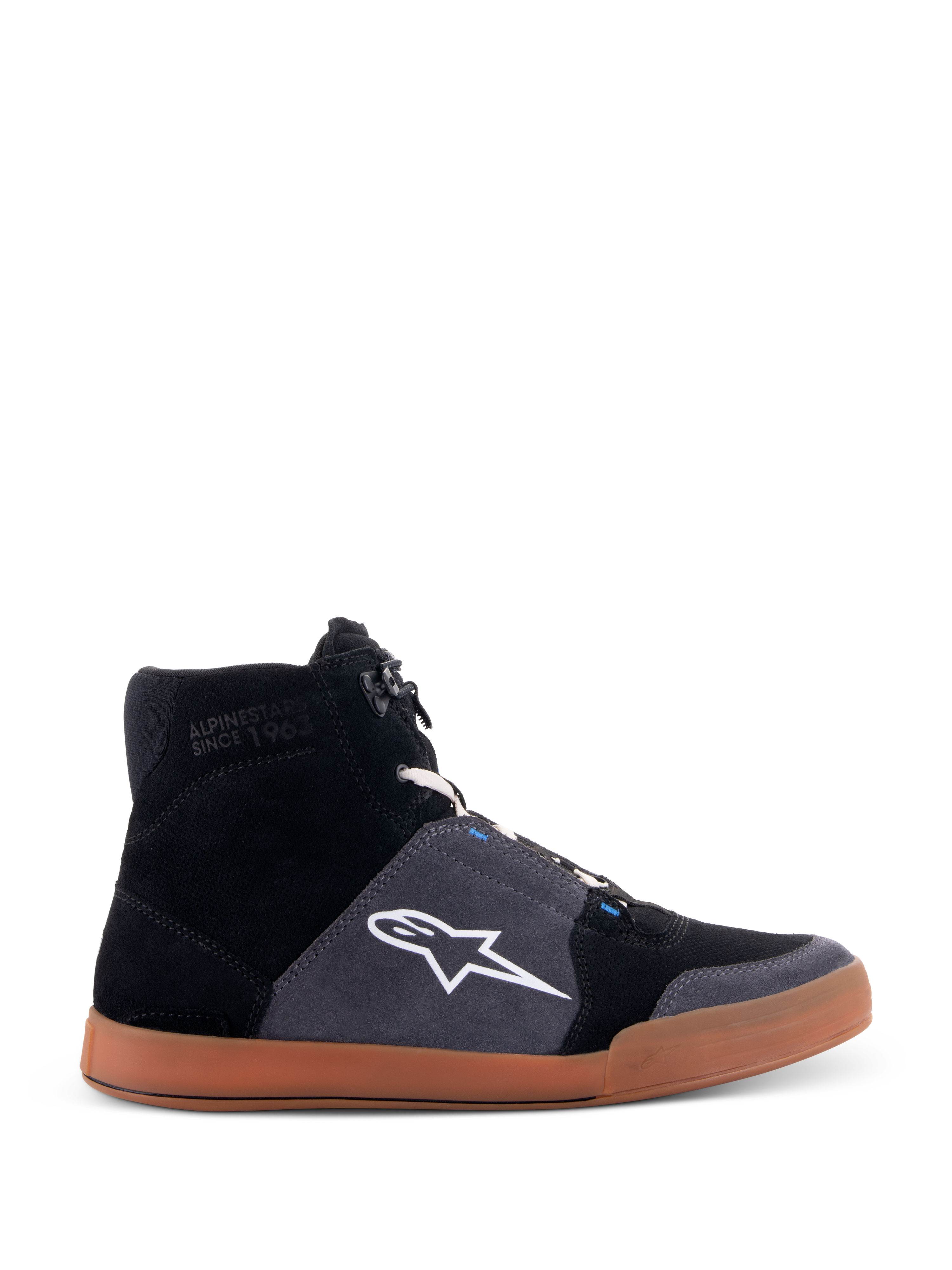 Alpinestars Chrome Shoes, sneaker da moto a profilo alto, tomaia in pelle scamosciata nera e grigio asfalto, suola in gomma marrone, logo a stella bianco sul lato, lacci bianchi, stile urbano casual con caratteristiche protettive integrate