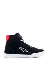 Scarpe Alpinestars Chrome, scarpe da moto, nero, bianco e rosso acceso, profilo laterale di scarpa stile sneaker alta con tomaia in pelle scamosciata, suola bianca e logo a stella, dettaglio rosso sul tallone, calzatura da guida urbana casual