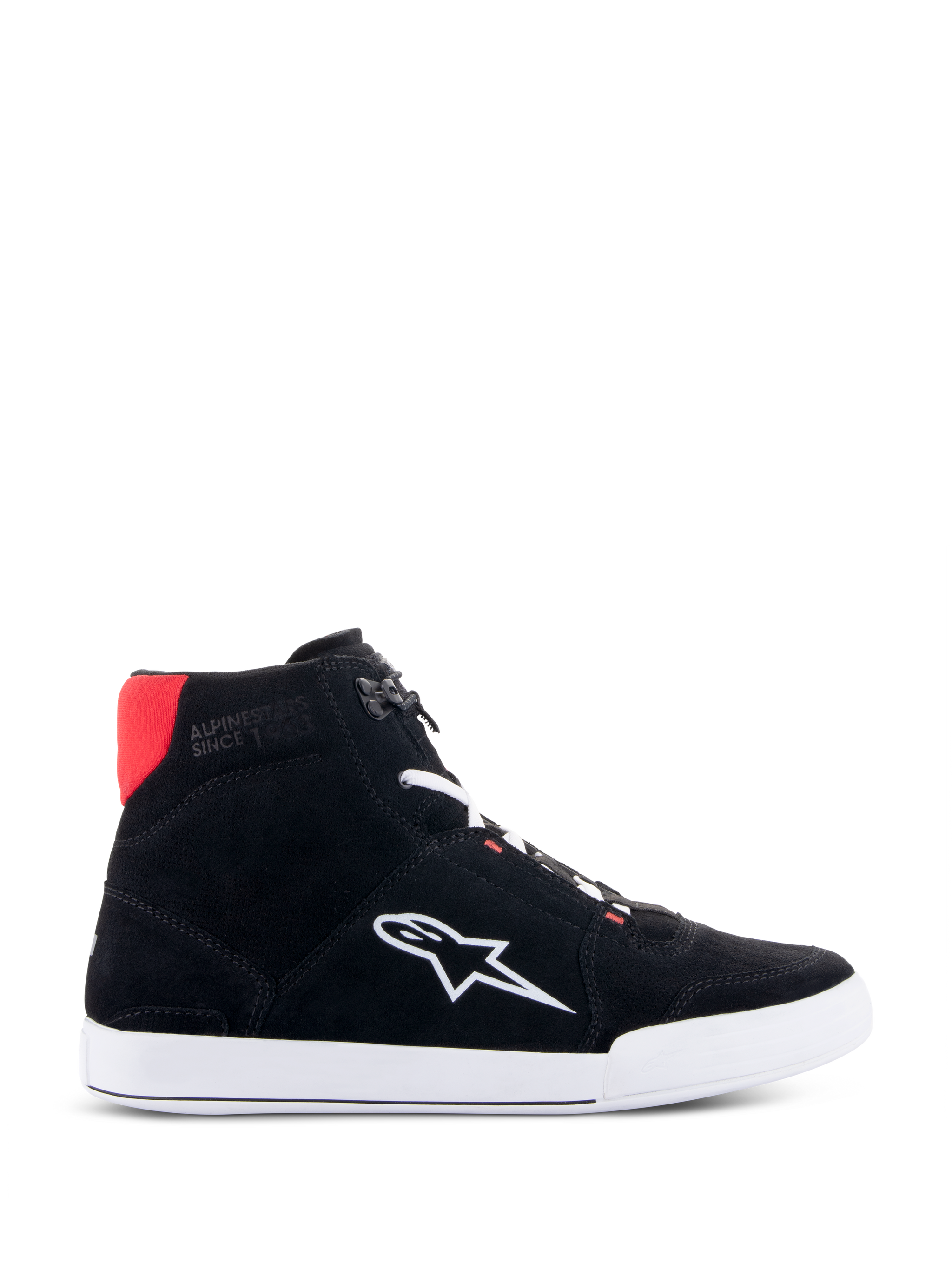 Scarpe Alpinestars Chrome, scarpe da moto, nero, bianco e rosso acceso, profilo laterale di scarpa stile sneaker alta con tomaia in pelle scamosciata, suola bianca e logo a stella, dettaglio rosso sul tallone, calzatura da guida urbana casual