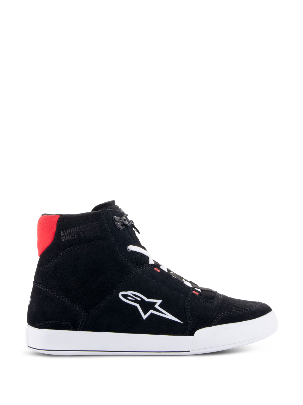 Alpinestars Chrome Riding Shoes in Nero Bianco Rosso Brillante, scarpa da moto alta stile urban casual con tomaia in camoscio spaccato nero, logo Astars bianco sul lato, suola bianca e dettaglio rosso brillante sul colletto del tallone.
