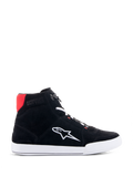 Alpinestars Chrome Riding Shoes in Nero Bianco Rosso Brillante, scarpa da moto alta stile urban casual con tomaia in camoscio spaccato nero, logo Astars bianco sul lato, suola bianca e dettaglio rosso brillante sul colletto del tallone.