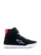 Alpinestars Chrome Riding Shoes in Nero Bianco Rosso Brillante, scarpa da moto alta stile urban casual con tomaia in camoscio spaccato nero, logo Astars bianco sul lato, suola bianca e dettaglio rosso brillante sul colletto del tallone.