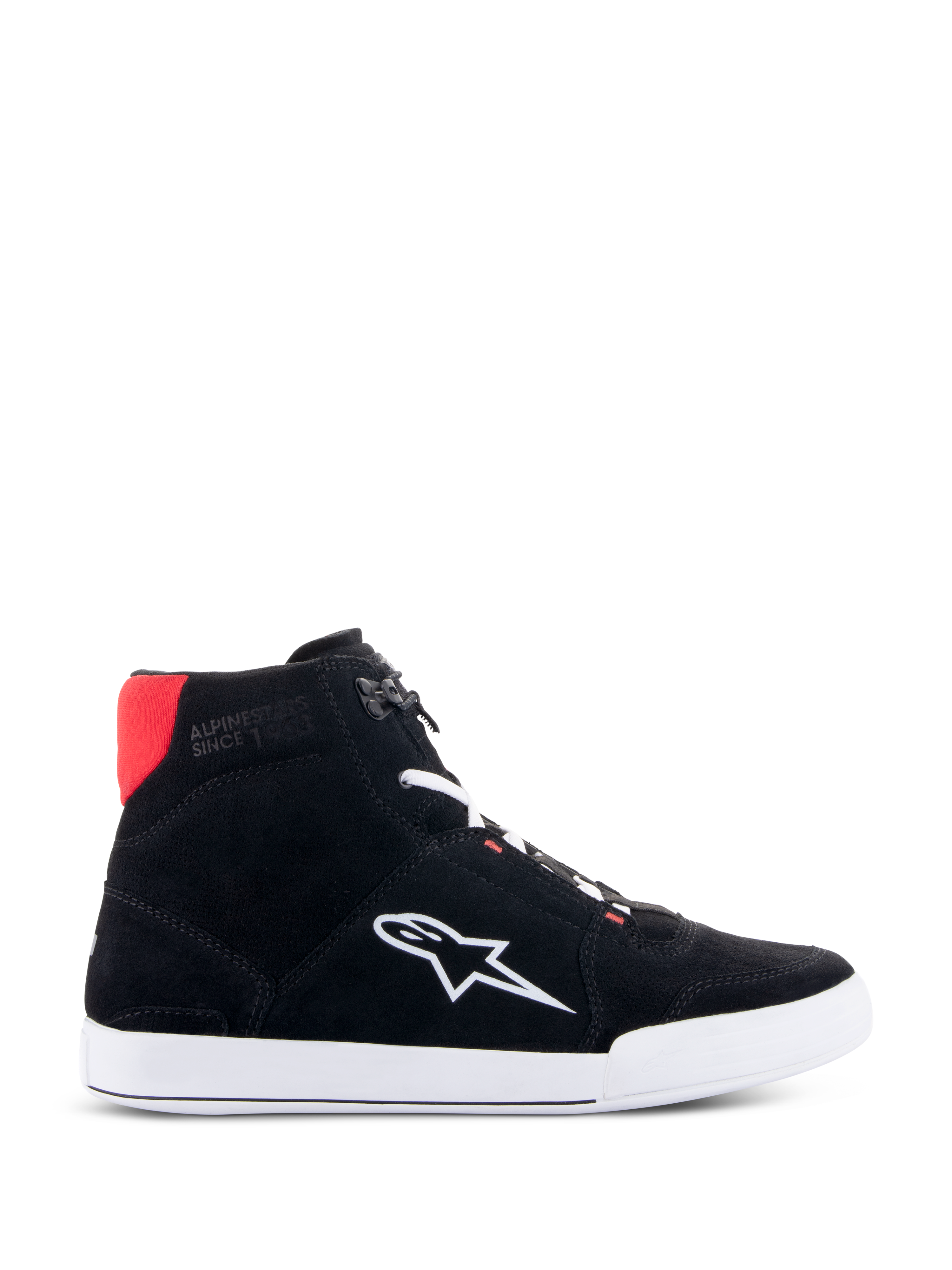 Alpinestars Chrome Riding Shoes in Nero Bianco Rosso Brillante, scarpa da moto alta stile urban casual con tomaia in camoscio spaccato nero, logo Astars bianco sul lato, suola bianca e dettaglio rosso brillante sul colletto del tallone.