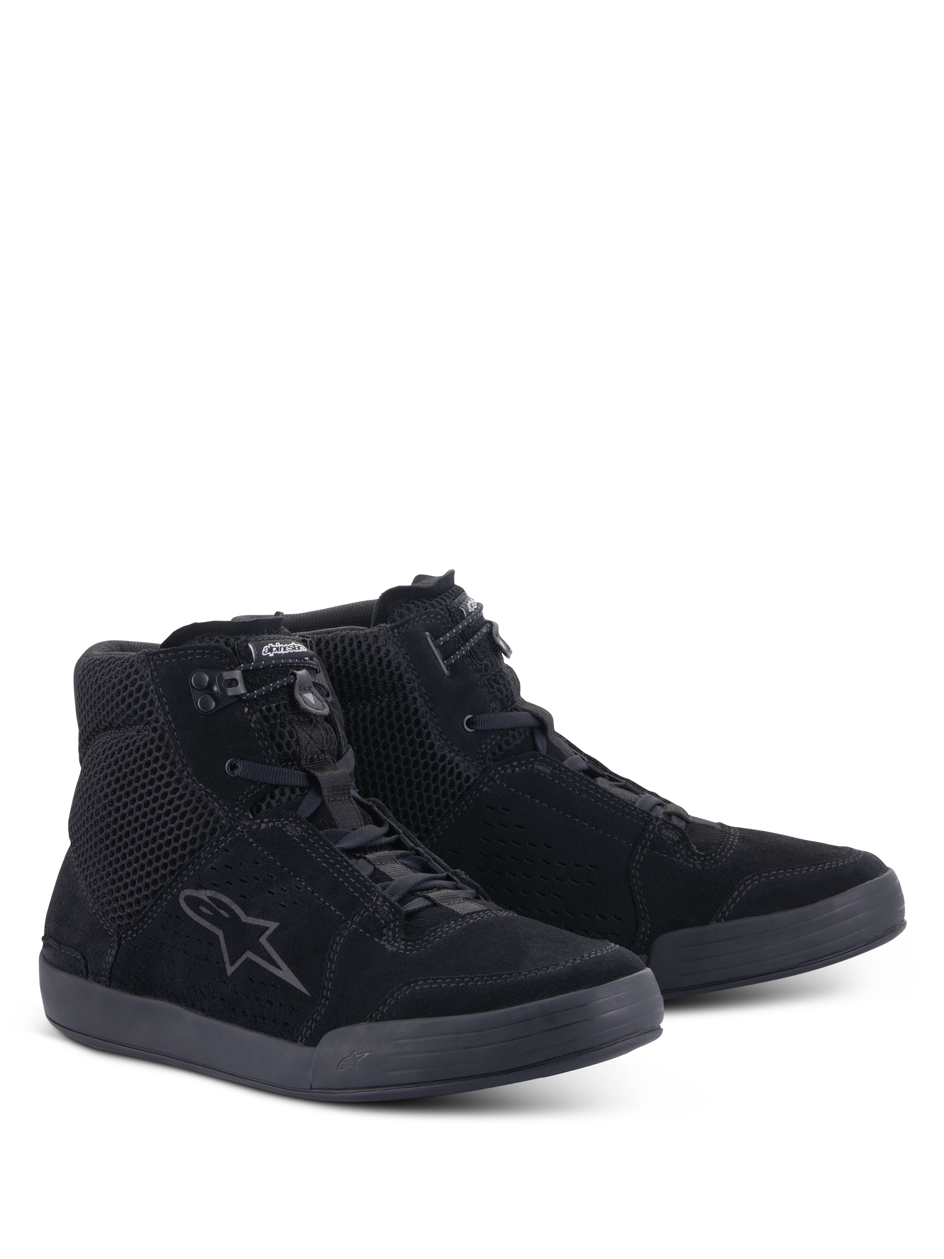 Alpinestars Chrome Air Shoe, scarpe da moto, nero, vista frontale a tre quarti, tomaia in camoscio e mesh con logo Alpinestars sul lato, design sneaker alta urbana per guida su strada