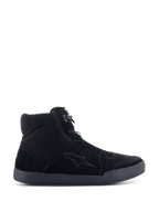 Alpinestars Chrome Air Shoe, scarpe da moto urbane, nero su nero, vista laterale con tomaia in camoscio e mesh, silhouette sneaker alta, calzatura protettiva casual per uso stradale