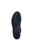 Scarpa Alpinestars Chrome Air, nera, vista dal basso che mostra la suola con un motivo di trazione esagonale dettagliato, logo e marchio Alpinestars in rilievo, suola in gomma resistente per la guida motociclistica urbana