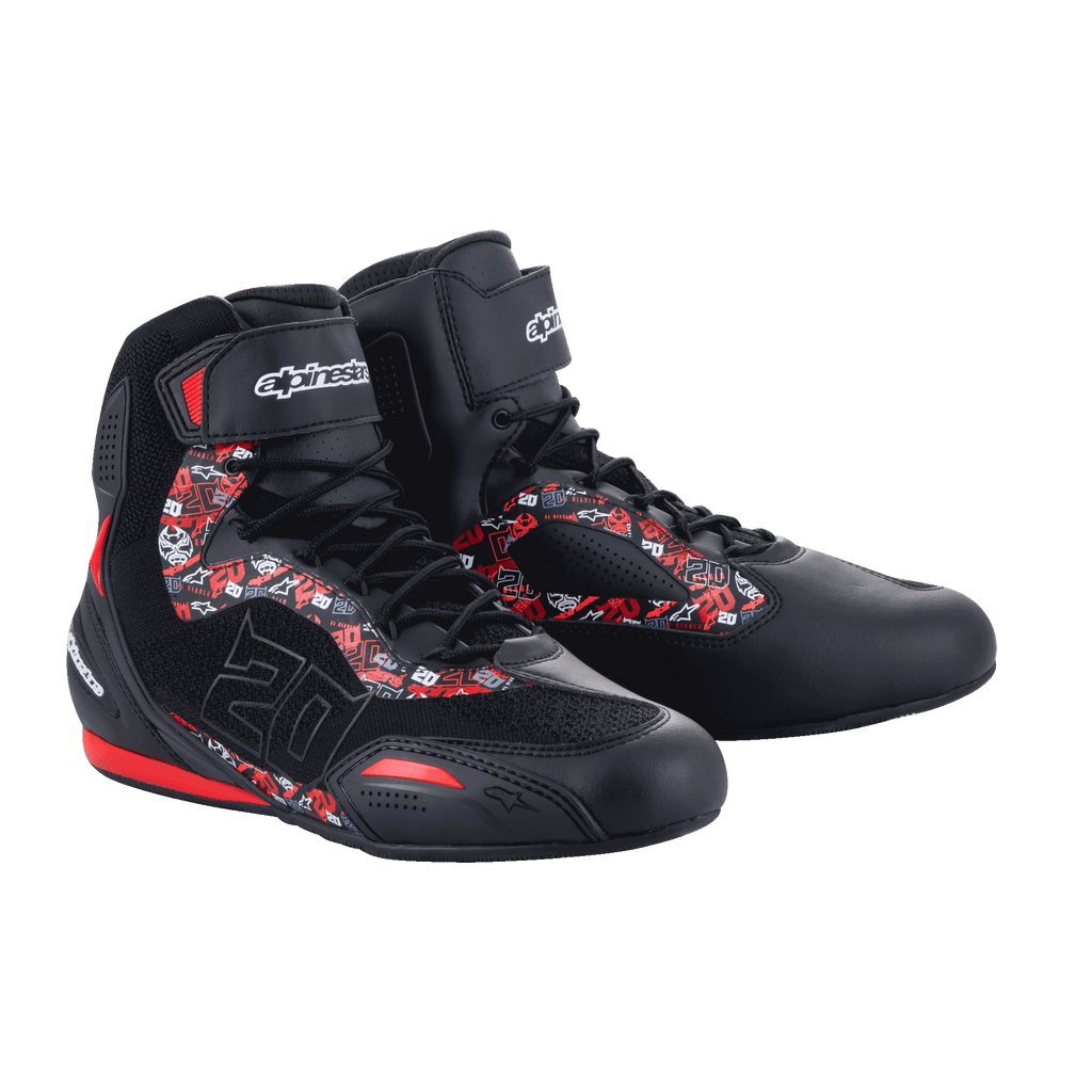 Scarpe Alpinestars FQ20 Faster-3 Rideknit®, scarpe da moto, nero e rosso acceso, con grafiche rosse e bianche e il numero 20 di Fabio Quartararo, costruzione in mesh a maglia e microfibra, logo Alpinestars sul cinturino alla caviglia, design urbano sportivo per la guida su strada