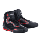 Scarpe Alpinestars FQ20 Faster-3 Rideknit®, scarpe da moto, nero e rosso acceso, con grafiche rosse e bianche e il numero 20 di Fabio Quartararo, costruzione in mesh a maglia e microfibra, logo Alpinestars sul cinturino alla caviglia, design urbano sportivo per la guida su strada