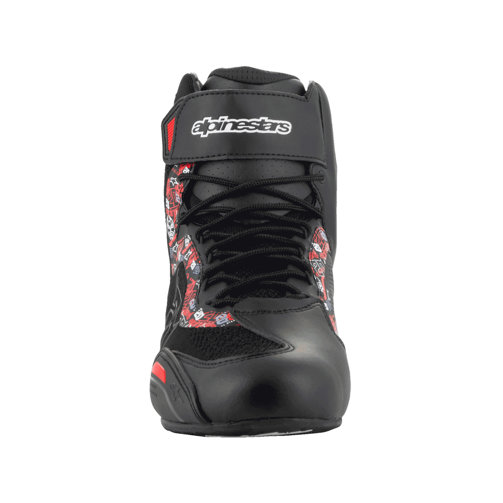 Scarpe Alpinestars FQ20 Faster-3 Rideknit®, scarpe da moto, nero e rosso acceso, vista frontale con chiusura a lacci e cinturino alla caviglia a strappo con marchio Alpinestars, stampa grafica sui lati, profilo sportivo ispirato alle corse