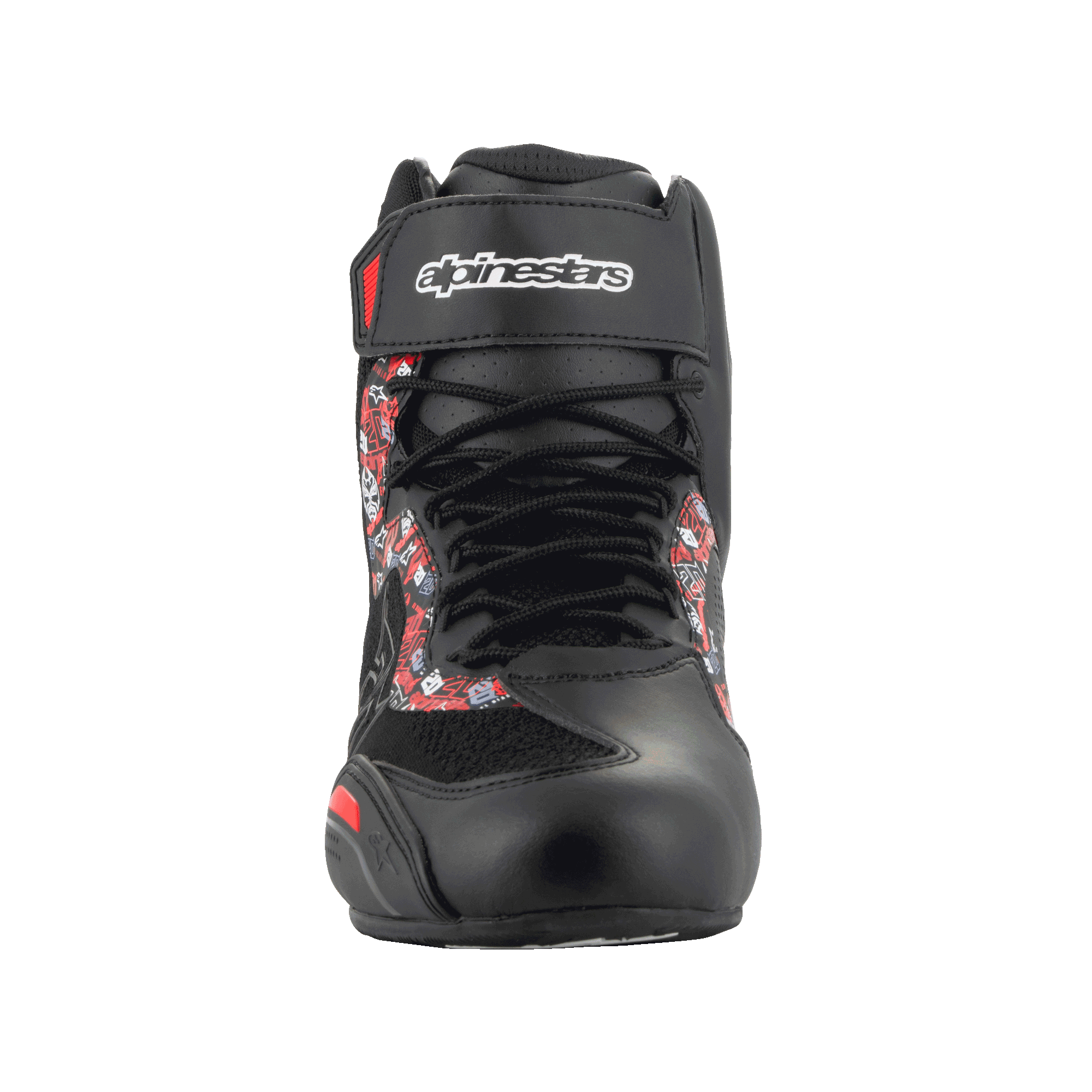 Scarpe Alpinestars FQ20 Faster-3 Rideknit®, scarpe da moto, nero e rosso acceso, vista frontale con chiusura a lacci e cinturino alla caviglia a strappo con marchio Alpinestars, stampa grafica sui lati, profilo sportivo ispirato alle corse