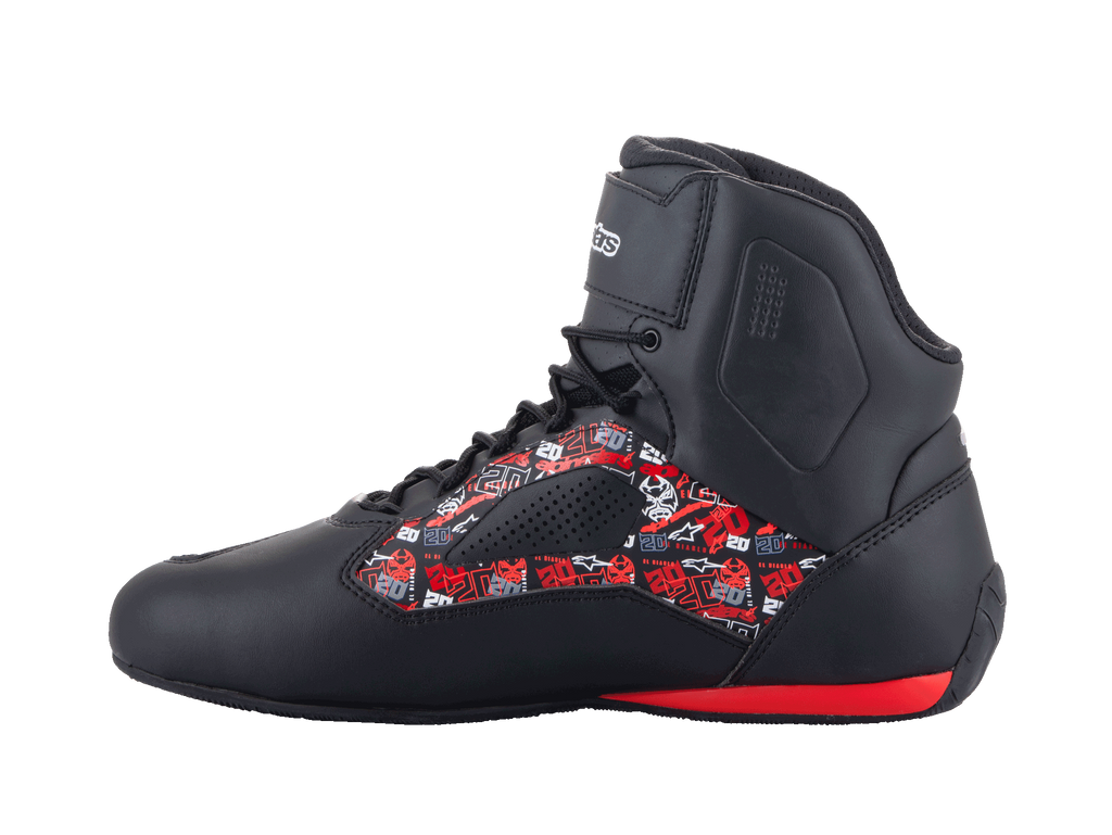 Scarpe Alpinestars FQ20 Faster-3 Rideknit®, scarpe da moto, nere con grafiche Fabio Quartararo rosse e bianche, design a collo alto con lacci e cinturino sulla caviglia, dettaglio rosso sul tallone, vista laterale del profilo
