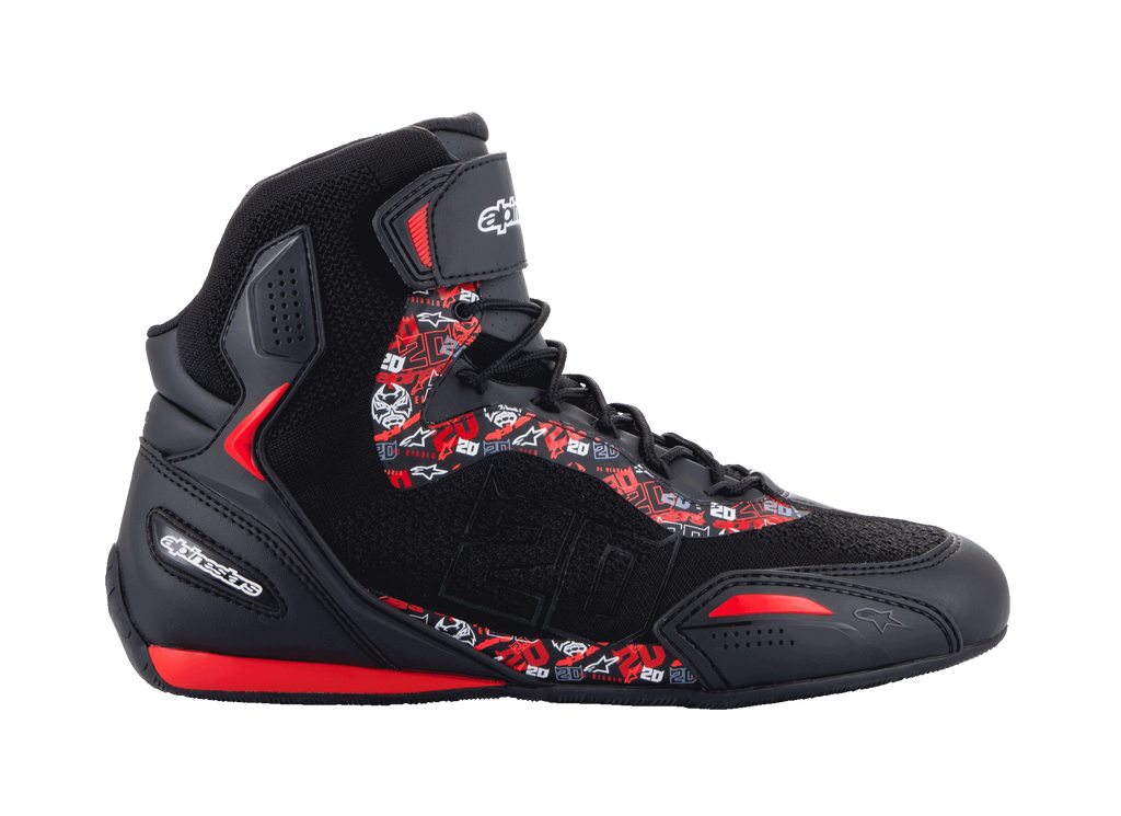 Alpinestars FQ20 Faster-3 Rideknit Shoes, scarpe da moto high-top nere con grafiche in rosso acceso e bianco, loghi e motivi di Fabio Quartararo, tomaia in mesh a maglia con lacci e cinturino alla caviglia, suola sportiva in gomma con accenti rossi, design filante ispirato alle corse