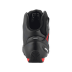 Scarpe Alpinestars FQ20 Faster-3 Rideknit®, nero e rosso acceso, vista posteriore che evidenzia il contrafforte sagomato del tallone, la striscia riflettente e il collarino imbottito della caviglia, calzatura tecnica da moto