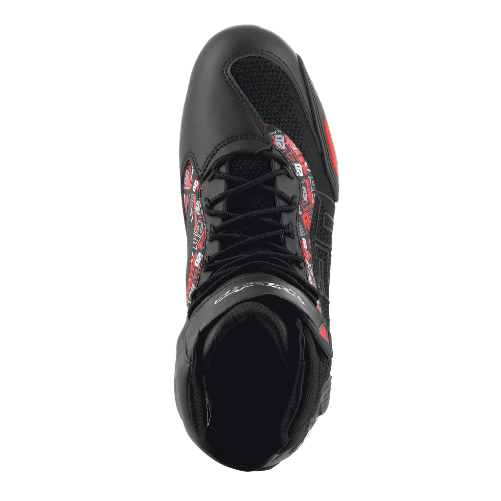 Scarpe Alpinestars FQ20 Faster-3 Rideknit®, vista dall'alto, nero e rosso brillante, design sportivo con lacci e mesh traspirante, con accenti grafici rossi e bianchi sui lati, calzature da moto per uso urbano e sportivo