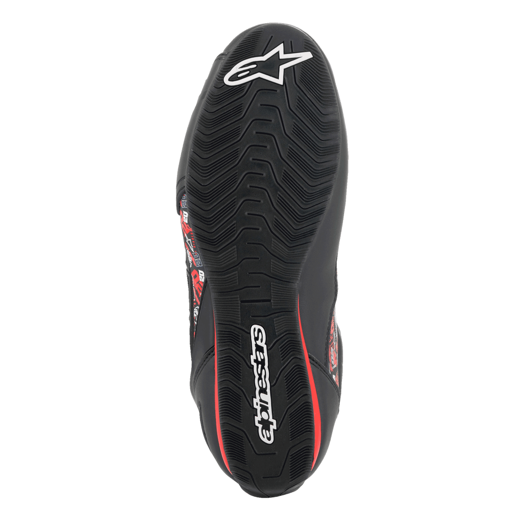 Scarpe Alpinestars FQ20 Faster-3 Rideknit®, vista dal basso della suola in gomma testurizzata, nera con loghi Alpinestars bianchi e accenti rossi, progettata per grip e stabilità sui comandi della moto