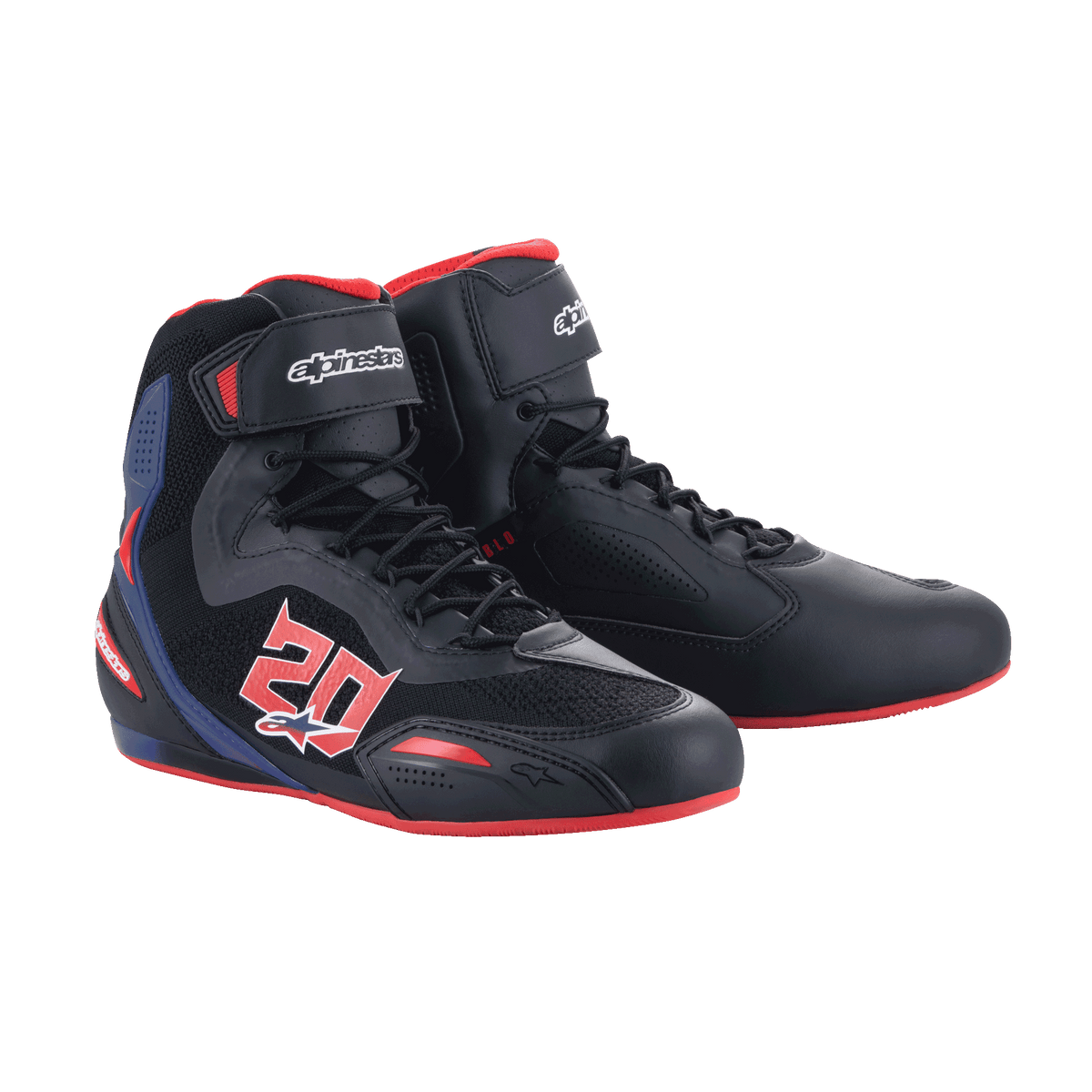 Alpinestars FQ20 Faster-3 Rideknit® Shoes, scarpe da moto, nero con accenti rosso acceso e blu, con grafica '20' sul lato, pannelli in mesh Rideknit traspirante, chiusura con lacci e cinturino a strappo, design sportivo ispirato alle corse
