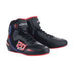 Alpinestars FQ20 Faster-3 Rideknit® Shoes, scarpe da moto, nero con accenti rosso acceso e blu, con grafica '20' sul lato, pannelli in mesh Rideknit traspirante, chiusura con lacci e cinturino a strappo, design sportivo ispirato alle corse