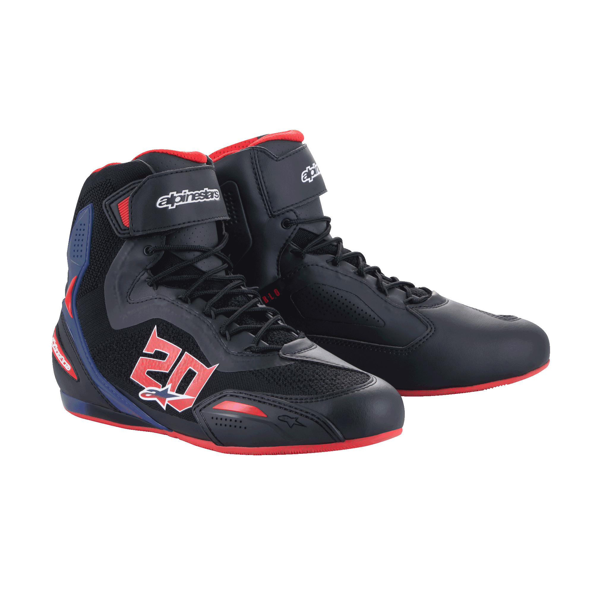 Alpinestars FQ20 Faster-3 Rideknit® Shoes, scarpe da moto, nero con accenti rosso acceso e blu, con grafica '20' sul lato, pannelli in mesh Rideknit traspirante, chiusura con lacci e cinturino a strappo, design sportivo ispirato alle corse