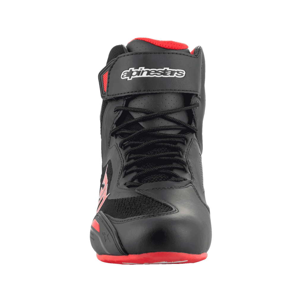 Scarpe Alpinestars FQ20 Faster-3 Rideknit®, scarpe da moto, nero e rosso acceso, vista frontale che mostra la chiusura con lacci e il cinturino superiore a strappo con marchio Alpinestars, costruzione in microfibra tecnica e maglia traspirante.