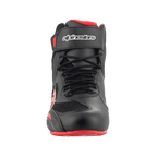 Scarpe Alpinestars FQ20 Faster-3 Rideknit®, scarpe da moto, nero e rosso acceso, vista frontale che mostra la chiusura con lacci e il cinturino superiore a strappo con marchio Alpinestars, costruzione in microfibra tecnica e maglia traspirante.