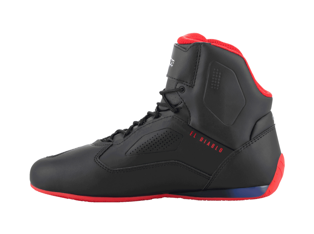 Scarpe Alpinestars FQ20 Faster-3 Rideknit®, scarpe da moto, nero, rosso brillante e blu, vista laterale con scritta 'EL DIABLO' in rosso, suola e fodera del colletto rosse, costruzione in mesh traspirante e microfibra con pannelli laterali traforati.