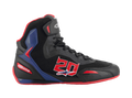 Alpinestars FQ20 Faster-3 Rideknit Shoes, scarpe da moto alte, nero con accenti rosso acceso e blu, grande numero 20 rosso sul lato, suola rossa, lacci neri, costruzione in mesh Rideknit traspirante e sintetico