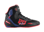 Alpinestars FQ20 Faster-3 Rideknit Shoes, scarpe da moto alte, nero con accenti rosso acceso e blu, grande numero 20 rosso sul lato, suola rossa, lacci neri, costruzione in mesh Rideknit traspirante e sintetico